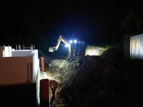 Prace przy drenażu budynką pod osłoną nocy (2)
